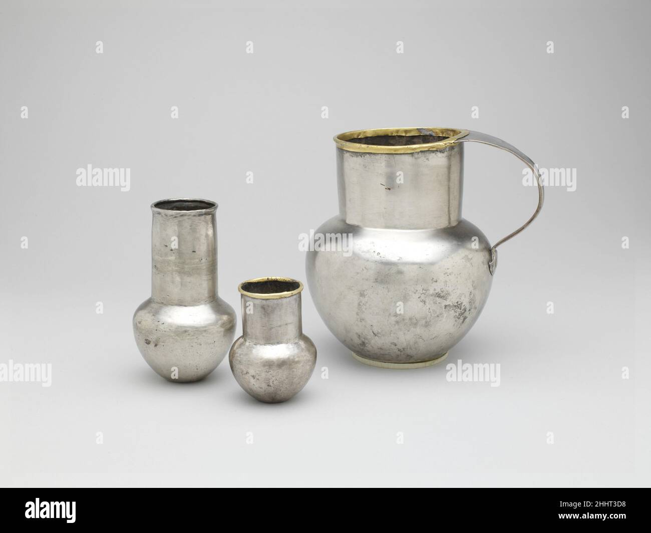 Groupe de navires argent ca.1279–1213 C.-B. Nouveau Royaume, Ramesside en 1906, deux caches ont été trouvés enterrés près de l'ancien temple dédié à la déesse féline Bastet à Tell Basta, près de Zagazig moderne.Certaines de ces pièces sont allées au Musée égyptien du Caire et d'autres comme ces beaux navires ont été achetés par le Metropolitan Museum.Les palans nous donnent un aperçu de la splendeur de l'équipement associé au culte du temple et aux festivals...Groupe de navires d'argent 590950 Banque D'Images