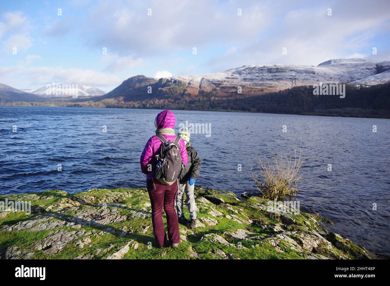 Derwentwater, Borrowdale, Angleterre, par une journée froide et enneigée Banque D'Images