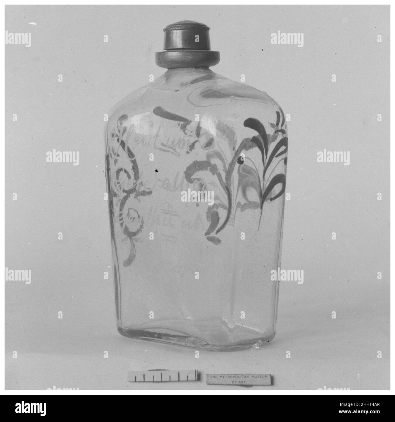 Flacon 1827 allemand.Bouteille.Allemand.1827. Verre transparent ; bouchon à vis en métal.Verre Banque D'Images