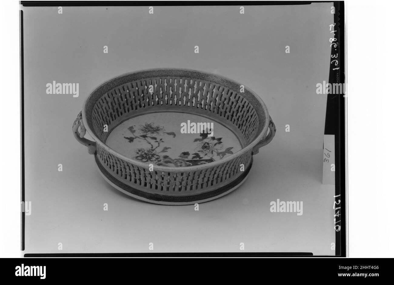 Panier 1775–1800 chinois, pour le marché européen.Panier.Chinois, pour le marché européen.1775–1800.Porcelaine à pâte dure.Céramique-porcelaine-exportation Banque D'Images