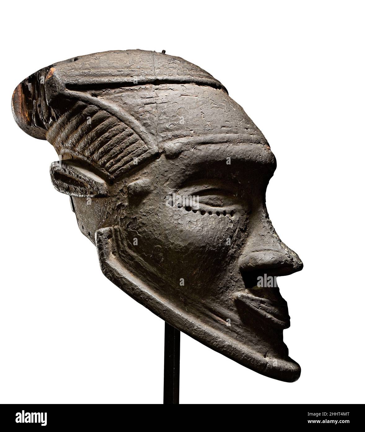 Masque de casque début 18th siècle peuples Kuba, groupe Ngeende cet imposant masque de casque en bois représente la tête d'un homme digne.Le maître-sculpteur responsable de cette puissante création a expérimenté l'expression du volume de la tête, la faisant basculer vers l'arrière à un angle de 45°.Chaque élément de la définition des traits du visage et des poils met en valeur cette approche dynamique.Profondément mis sous un front bombé, les yeux étroits sont inclinés et étirés vers les temples.La pointe du nez proéminent pointe légèrement vers le bas et les narines sont évasées et définies avec précision.Les angles de Banque D'Images