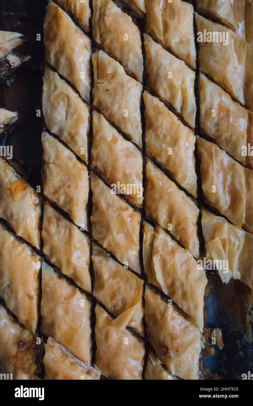 En bas de la baklava faite maison coupée en formes de diamant Banque D'Images