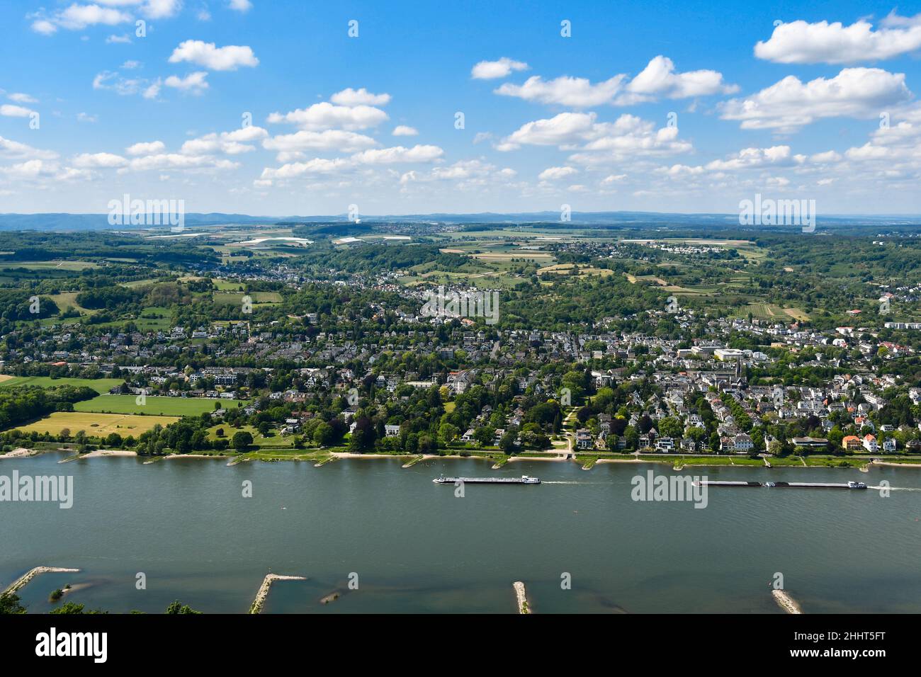 Vue depuis les Drachenfels sur Bonn Mehlem et le Rhin par beau temps printanier Banque D'Images