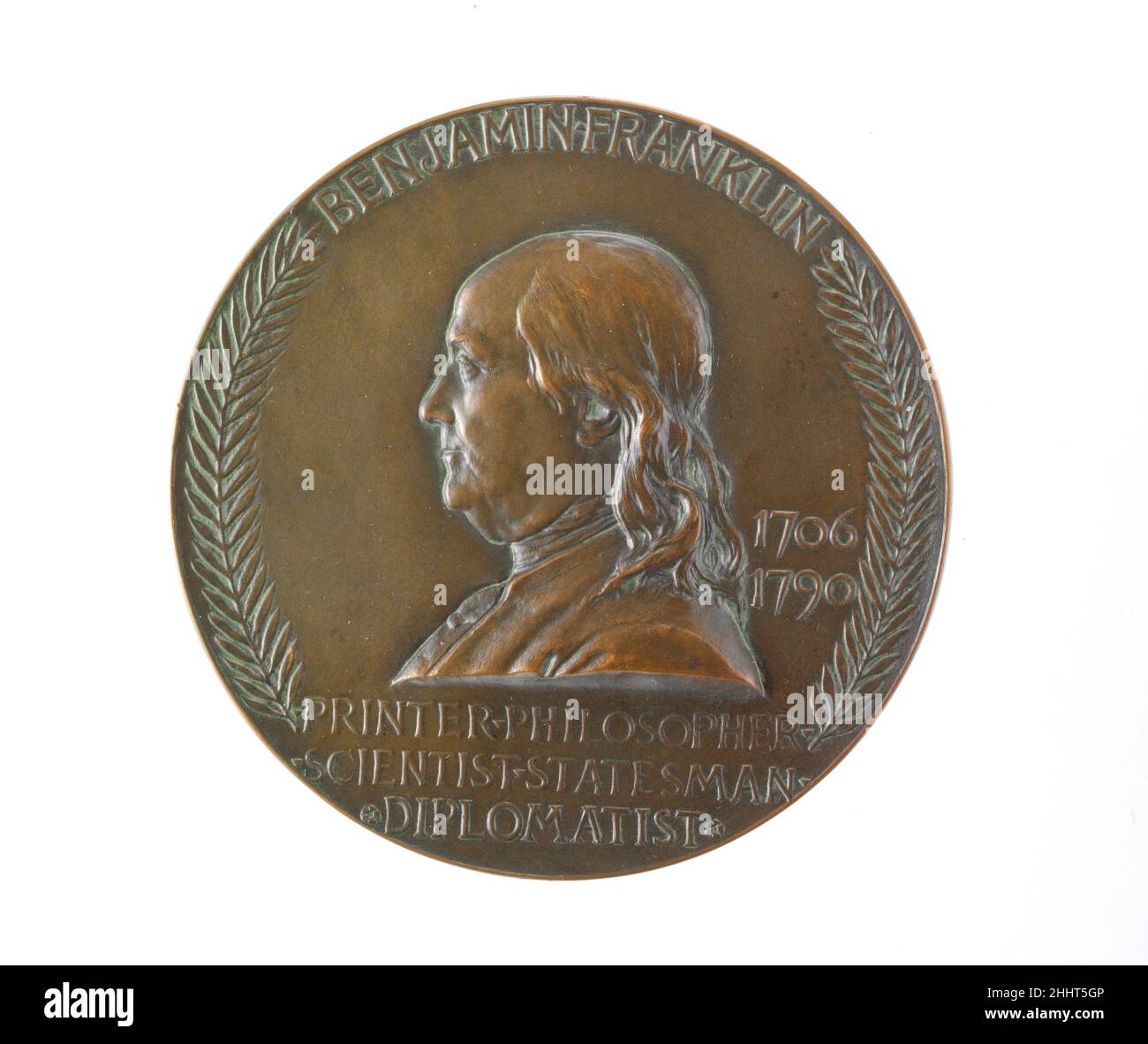 Benjamin Franklin Médaille commémorative 1906 Louis Saint-Gaudens à partir du début de 1870s, le jeune frère d'Auguste Louis Saint-Gaudens, qui a préféré épeler la t. de son nom de familleGaudens, a souvent contribué à l'entreprise de studio de Saint-Gaudens.De temps à autre, Auguste est passé aux commissions Louis, y compris cette médaille, pour commémorer le bicentenaire de la naissance de Benjamin Franklin.La commission, introduite par une loi du Congrès du 27 avril 1904, a été attribuée à l'origine à Auguste, mais il a insisté sur le fait que Louis signe l'œuvre comme le sien.En 1905, à travers les auspices de Metropolitan Banque D'Images