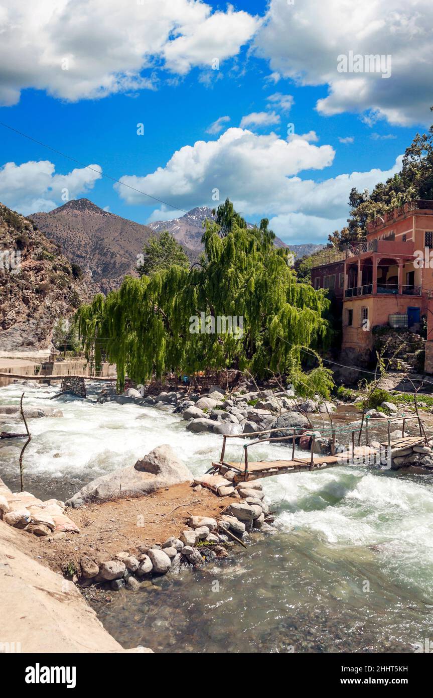 Rivière dans les montagnes à Marrakech lors d'une journée ensoleillée. Banque D'Images