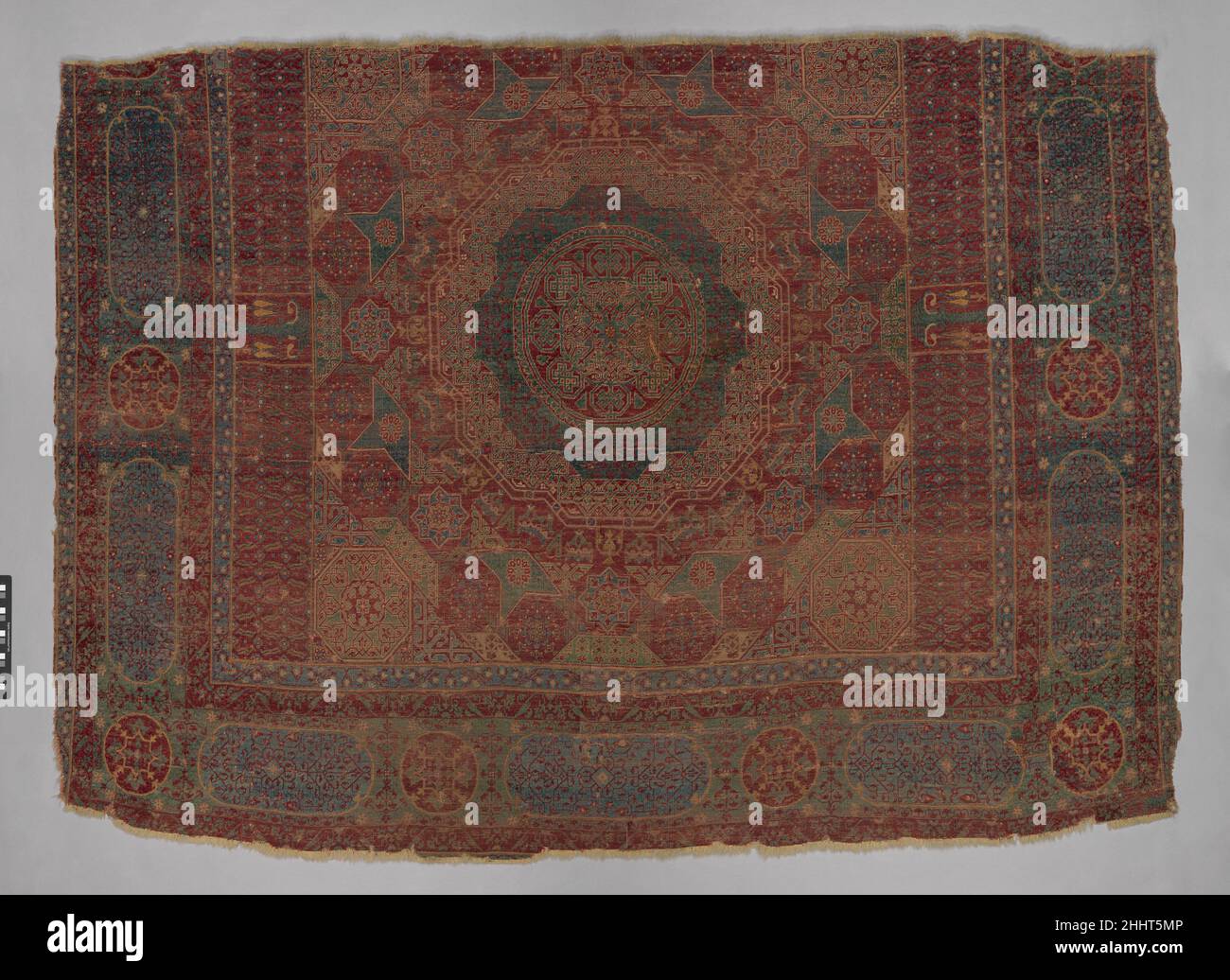 Tapis Mamluk début 16th siècle tapis de style Mamluk figuré de manière significative dans le commerce méditerranéen et apparaissent dans les peintures vénitiennes dès le XVIe siècle.Ils sont caractérisés par un médaillon central entouré d'une variété de petits motifs géométriques, formant une apparence kaléidoscopique.La palette est limitée aux tons rouge, bleu, vert et jaune.Les documents font d'abord référence au Caire comme centre de tissage de tapis dans le dernier quart du XVe siècle, et la production a continué jusqu'au milieu du XVIe siècle, peu après la conquête ottomane de l'Égypte en 1517.Tapis Mamluk 44 Banque D'Images