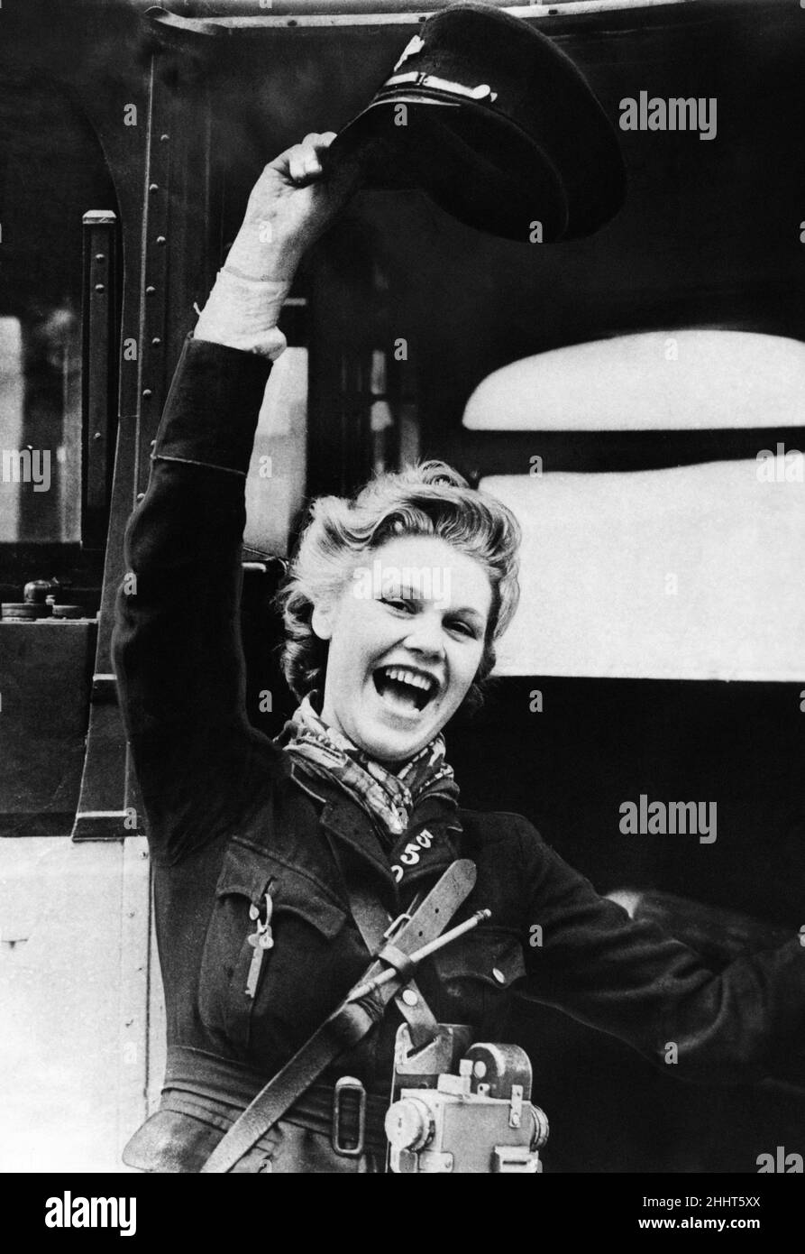 La victoire en Europe Day, généralement connue sous le nom de V-E Day, VE Day, ou tout simplement V Day, a été la fête publique célébrée le 8 mai 1945 (7 mai dans les royaumes du Commonwealth) pour marquer l'acceptation formelle par les alliés de la Seconde Guerre mondiale de la capitulation inconditionnelle de l'Allemagne nazie de ses forces armées.Elle marque ainsi la fin de la Seconde Guerre mondiale en Europe.Le 30 avril, Adolf Hitler, le dirigeant nazi, s'est suicidé pendant la bataille de Berlin.La capitulation de l'Allemagne a donc été autorisée par son successeur, le Reichsprsident Karl Dšnitz.L'administration dirigée par Dšnitz était connue sous le nom de gouvernement de Flensburg.L'acte de mil Banque D'Images