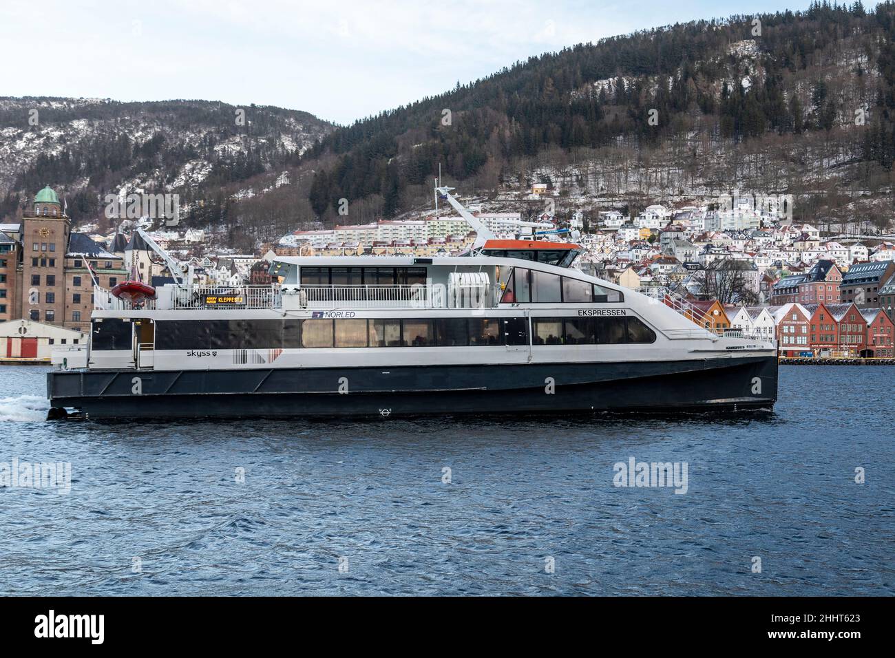 Catamaran à passagers à grande vitesse Ekspressen qui arrivent dans le port de Bergen, Norvège Banque D'Images