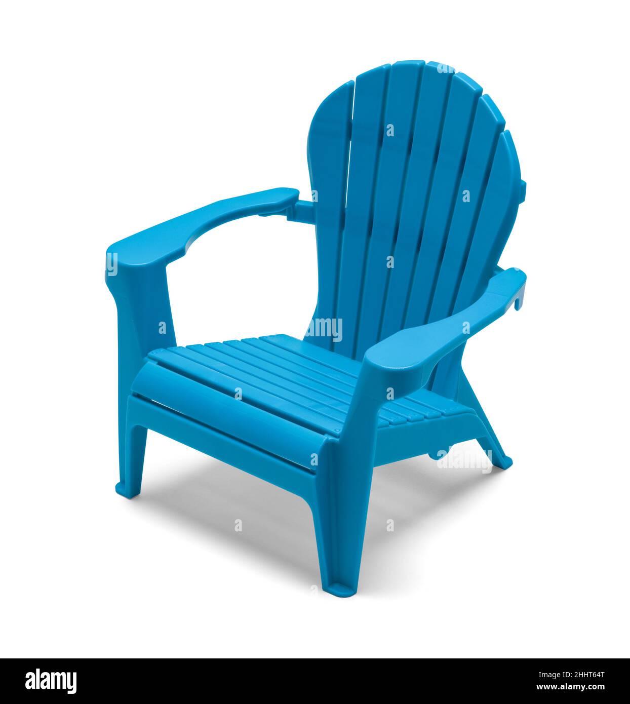 Chaise de plage en plastique bleu découpée sur le blanc. Banque D'Images