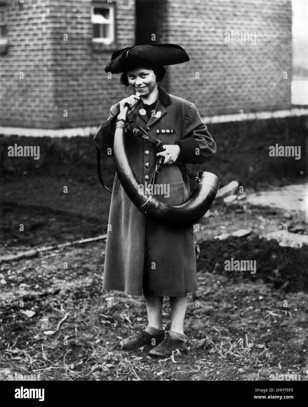 Le souffleur de corne de fille : la célèbre corne de Ripon doit toujours être sonnée au couvre-feu, aux quatre coins de la place du marché.Depuis des siècles, le souffleur de la Corne de la ville a exécuté la cérémonie, qui remonte à 886.Lorsqu'il est malade, son adjoint remplit son poste.Il n'y a pas de député maintenant, et Muriel Blackburn, fille de M. Harold Blackburn, âgé de 12 ans, le souffleur de la Corne de la ville prendra le poste.Beaucoup d'hommes sont incapables de souffler la corne du tout, mais Muriel peut coax un souffle de 12 secondes.25th mars 1940 Banque D'Images