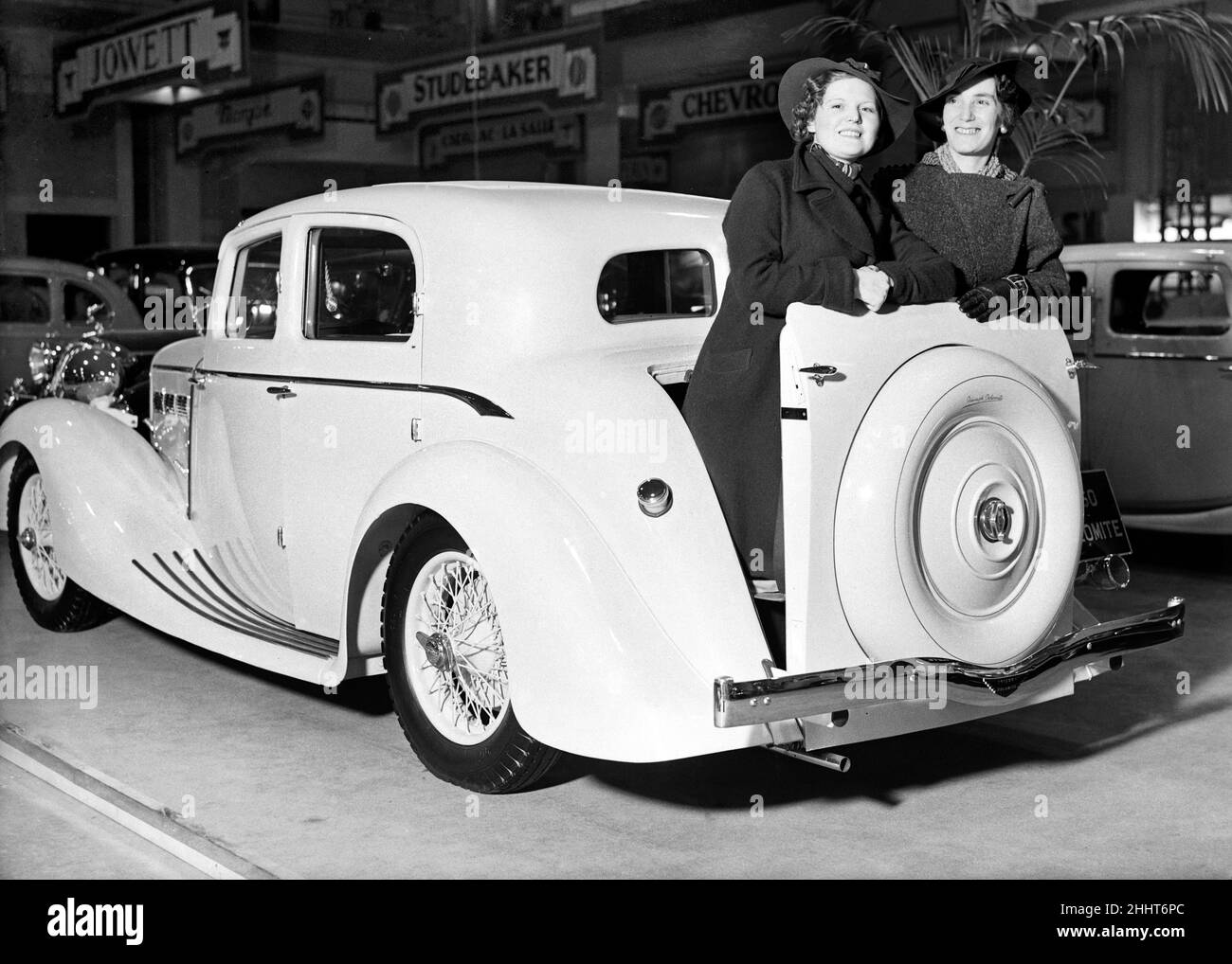 Le British International Motor Show tenu à Earls court, Londres, du 14th au 23rd octobre 1937.Femmes posant dans le botte d'une Dolomite de Triumph à l'exposition.13th octobre 1937. Banque D'Images