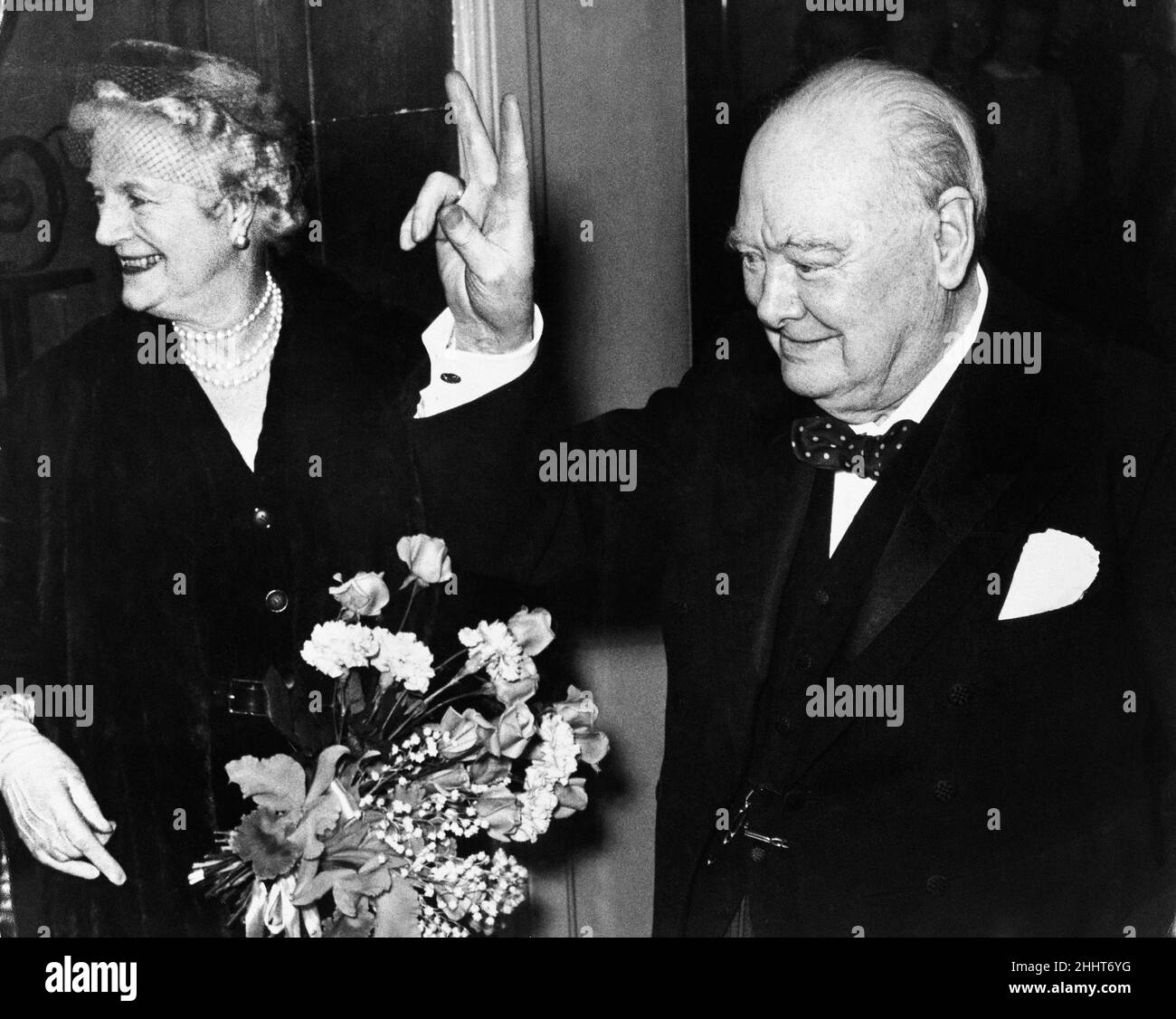 Le Premier ministre britannique Winston Churchill donne le célèbre V Sign comme il se tient avec Lady Churchill au numéro 10 Downing Street à la suite de sa cérémonie d'anniversaire de 80th à Westminster Hall.30th novembre 1954. Banque D'Images
