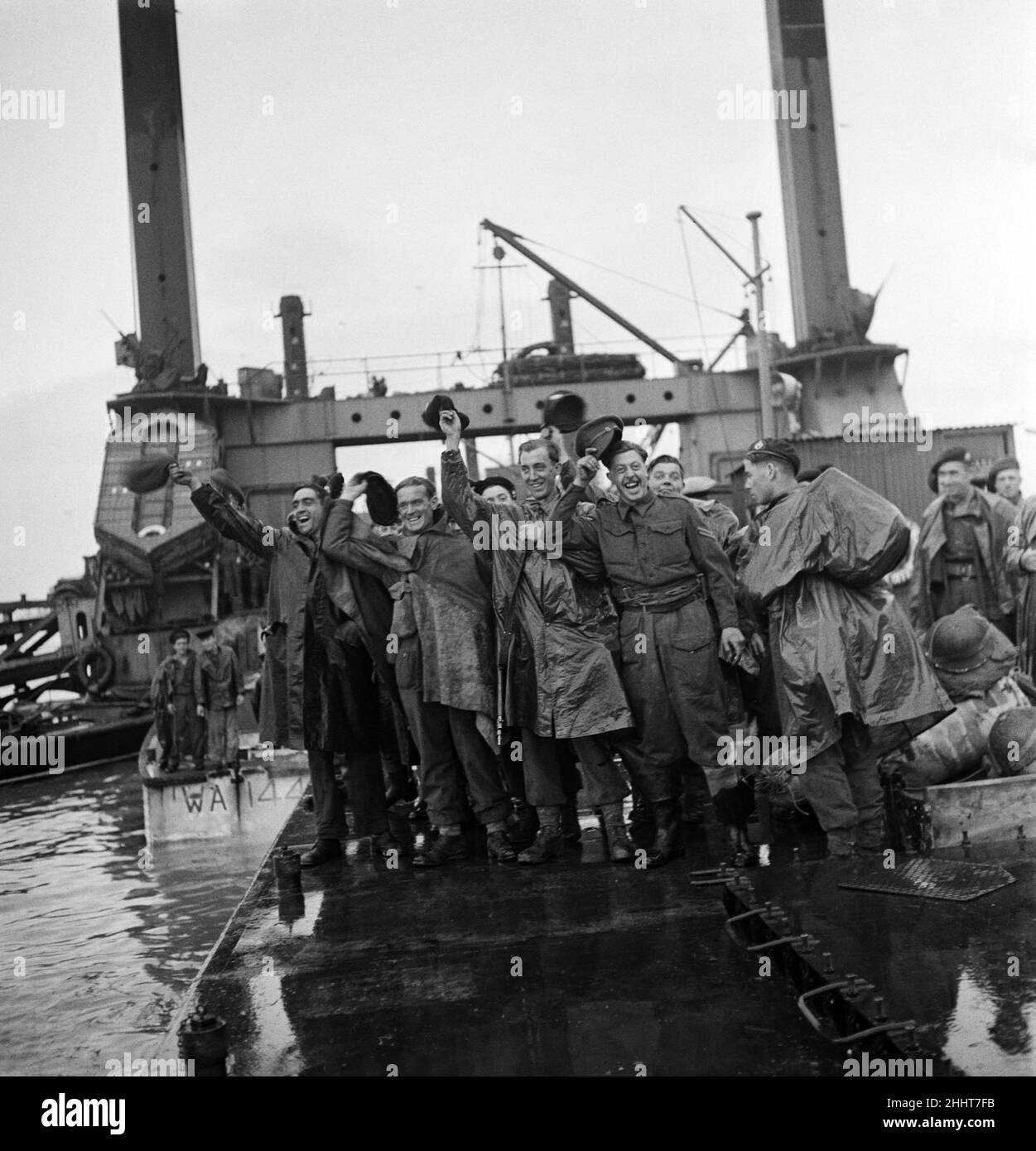 Visite du Premier ministre britannique Winston Churchill en Normandie dans le nord de la France, six semaines après le débarquement allié du jour-D et l'invasion de la France occupée par les nazis dans le nord de la Seconde Guerre mondiale.des soldats applaudissent au port britannique de Mulberry.23rd juillet 1944. Banque D'Images