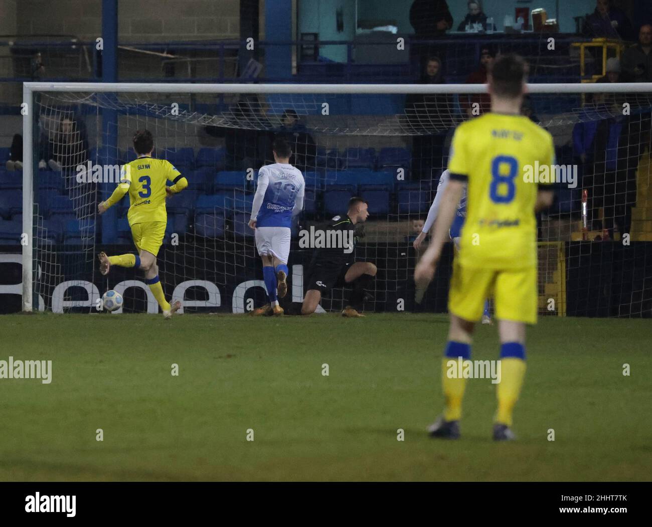 Parc de Mournview, Lurgan, Irlande du Nord.25 janvier 2022.Danske Bank Premiership – Glenavon (bleu) contre Dungannon Swifts.Action du match de ce soir au parc de Mournview.Connor McCloskey (17) marque le troisième et dernier but de Glenavon dans la victoire de 3-1.Crédit : CAZIMB/Alamy Live News. Banque D'Images