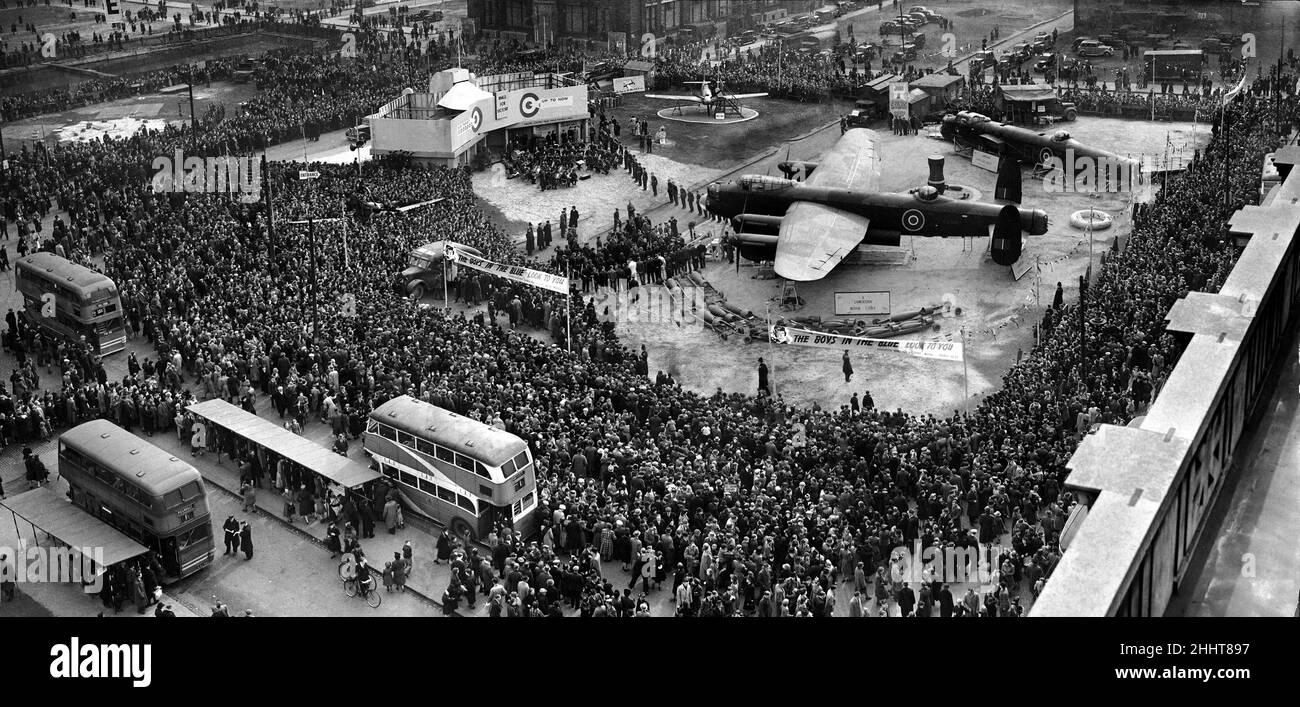 Les ailes de la victoire s'affichent dans le centre de Manchester pendant la Seconde Guerre mondiale.23rd mars 1943 Banque D'Images