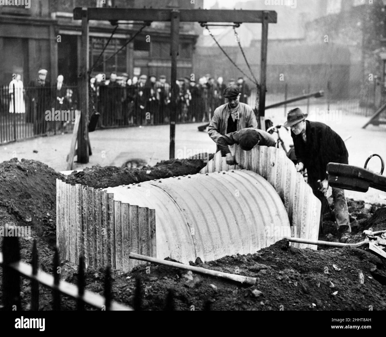 Construire l'un des refuges de l'aire de jeux pour enfants, Pownall Square, Pall Mall, Liverpool.4th mars 1939. Banque D'Images