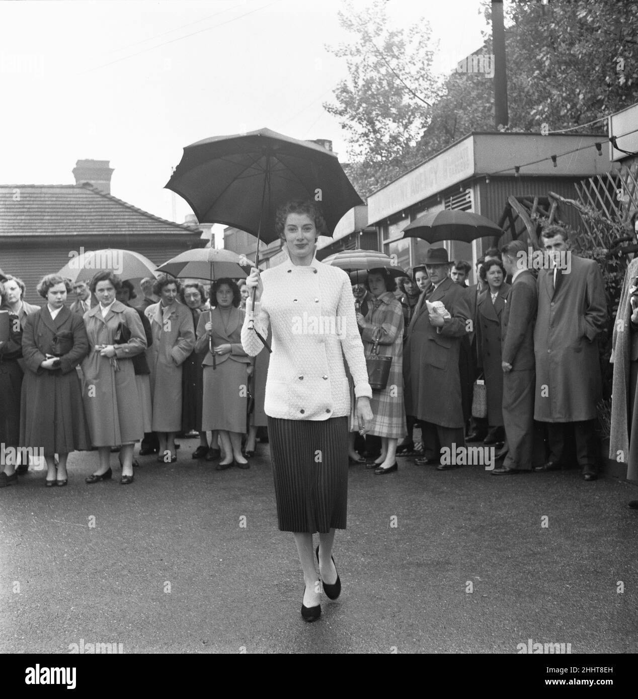 La maison de laine à tricoter à la main Mandel tenant un défilé de mannequin dans les jardins de Ludgate.Ont assisté des employés des bureaux à proximité pendant leur pause déjeuner le 07th mai 1955 Banque D'Images