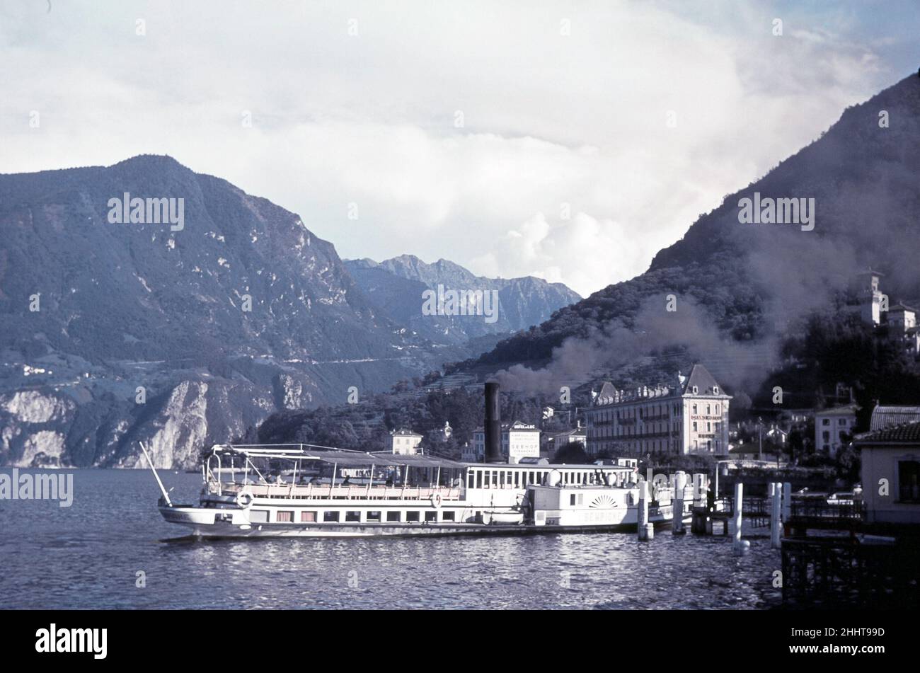 Le bateau à aubes Sempione arrive au village de Gandria, au lac de Lugano, en Suisse, le 1938 juillet Banque D'Images