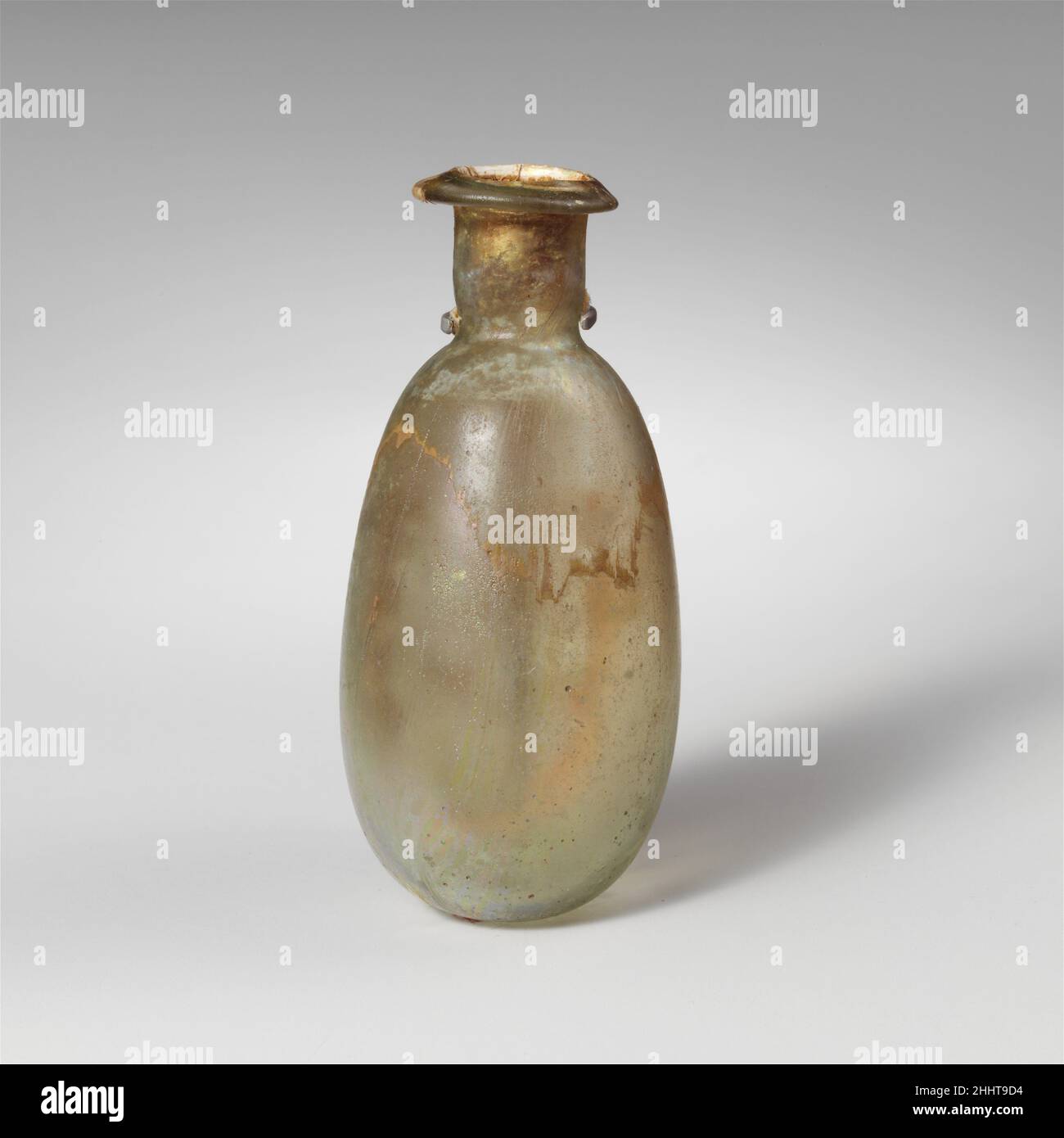 Flacon de parfum en verre 1st–2nd Century A.D. Roman incolore, avec une légère teinte bleu-vert.Rim replié, abaissé, au-dessus et intérieur, avec une surface supérieure biseautée et une légère lèvre de verticla au-dessus de la bouche; col cylindrique court, outilé autour de la base; corps globulaire allongé; petit fond arrondi mais incliné.intact; bulles et stries soufflantes;le carrelage et l'iridescenence à l'extérieur, l'enrobissement du sol et l'altération crémeuse autour de la bouche, et des taches d'altération irisée à l'intérieur.Flacon de parfum en verre 244690 Banque D'Images