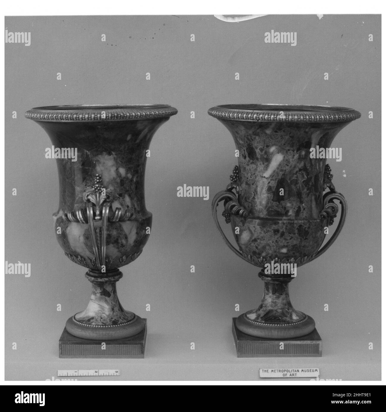 Vase en bronze doré Banque d'images détourées Alamy