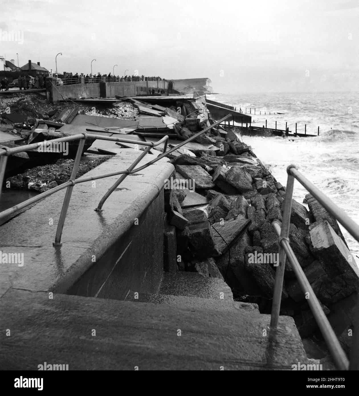 Dégâts causés par la tempête sur la promenade de Seaford.Ces derniers jours, de féroces gales ont balayé les îles britanniques.Ici, à Seaford, la promenade a été rompue par les marées exceptionnellement fortes.Novembre 1954. Banque D'Images