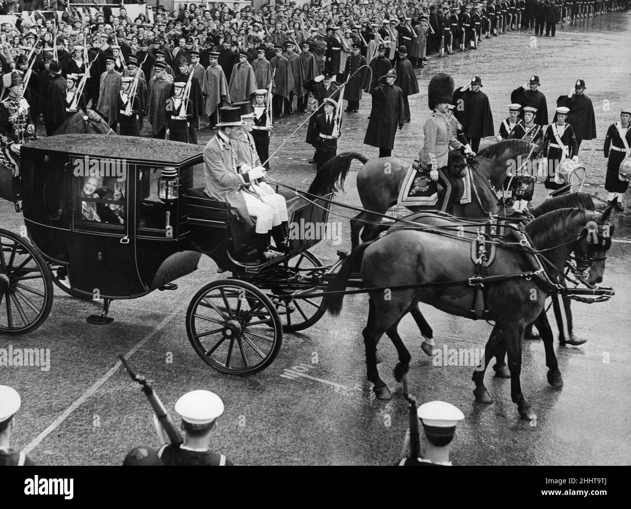 Le premier ministre du Royaume-Uni, le RT.L'honorable Winston Churchill et son épouse Clementine, vus ici dans la cortège de la chariot des premiers ministres quittant le Palais de Buckingham pour le couronnement de la reine Elizabeth II à l'abbaye de Westminster le 2nd juin 1953 Banque D'Images