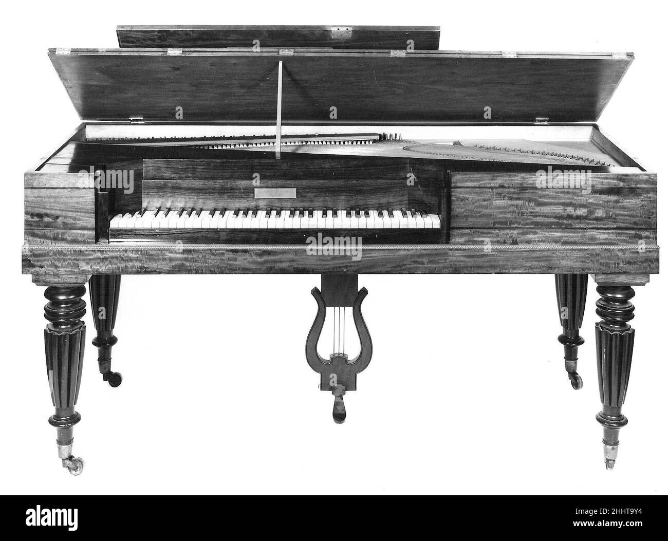 Square Piano 1829 Jonas Chilleries American Chilleries a été le premier important fabricant de pianos en Amérique, incorporant la puissance de vapeur dans ses usines et des innovations comme l'utilisation par l'entreprise, à partir de 1837, d'un cadre en fonte d'une seule pièce.En 1850s, il avait remplacé Erard comme premier fabricant de piano, et dans les 1860s et 1870s, Chilleries et Steinway s'engagaient dans une rivalité féroce.Chilleries a été le premier producteur américain de grands, mais les pianos produits pour usage domestique, y compris des carrés comme cet instrument ainsi que des montants, ont largement dépassé les modèles plus grands et plus chers.Ceci s Banque D'Images