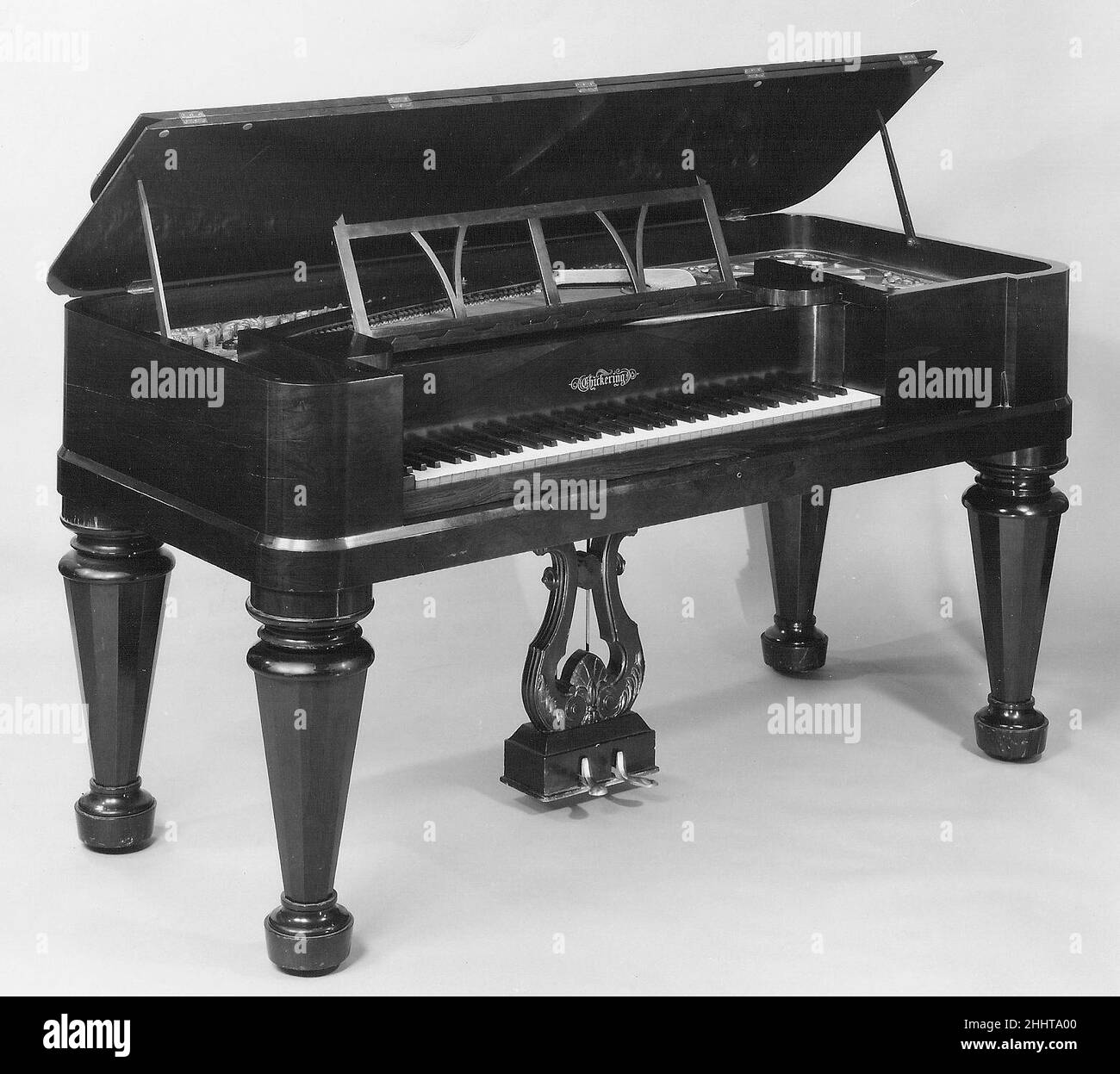 Piano carré ca.1850 Jonas Chilling American Jonas Chilling est le fondateur de la vénérable entreprise de fabrication de piano J. Chilling de Boston.Né dans le New Hampshire, il a d'abord fait son apprentissage auprès du cabinet John Gould, avant de déménager à Boston en 1818.En 1819, il travaille avec le constructeur de piano John Osborn et, en 1823, il commence un partenariat de fabrication de piano avec James Stewart.Le partenariat s'est dissous dans quelques années et en 1830, Chilleries est associé au marchand John MacKay et leur succès a mené à la construction en 1837 d'une usine de cinq étages et d'une salle de concert.Après Banque D'Images