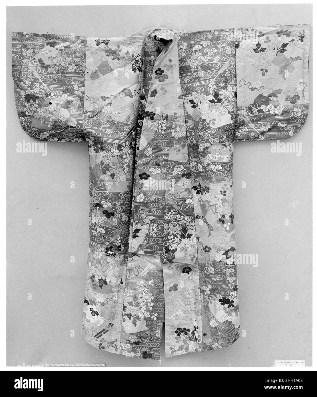 Noh Costume (Karaori) avec modèle de fans flottant sur l'eau 18th siècle Japon la superposition de modèles et de techniques est particulièrement complexe dans ce costume de Noh.Le motif de l'eau tissé en or, connu sous le nom de Kanze mizu ('Kanze Water') en raison de son association avec l'école de Kanze des artistes de Noh, coule doucement sur des blocs de fond de rouge, marron, et bleu clair.Sur le flotteur d'eau, divers ventilateurs-ouverts, fermés, et à moitié-ouverts-qui se chevauchent intrigant et, à leur tour, sont couverts de fleurs.Y?gao (littéralement, les 'visages du soir') les fleurs couvrent partiellement les ventilateurs à moitié ouverts, et le complètement ouvert f Banque D'Images