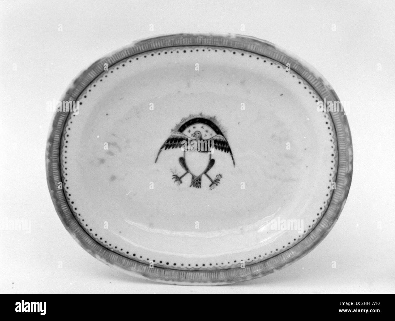 Plateau (faisant partie d'un service) fin 18th–début du 19th siècle chinois, pour le marché américain.Plateau (faisant partie d'un service).Chinois, pour le marché américain. Fin 18th–début 19th siècle.Porcelaine à pâte dure.Céramique-porcelaine-exportation Banque D'Images