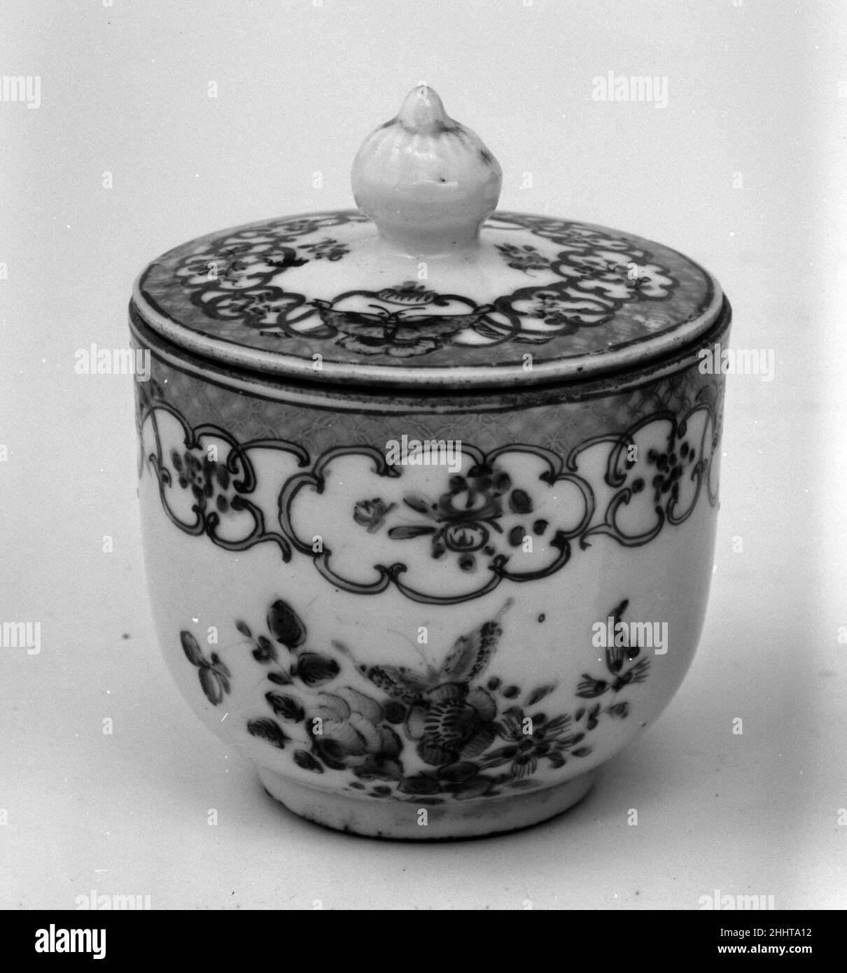 Cupule crème avec couvercle env.1765–75 Chinois, pour le marché de l'Europe continentale.Cupule de crème anglaise avec couvercle.Chinois, pour le marché de l'Europe continentale.1765–75.Porcelaine à pâte dure.Céramique-porcelaine-exportation Banque D'Images