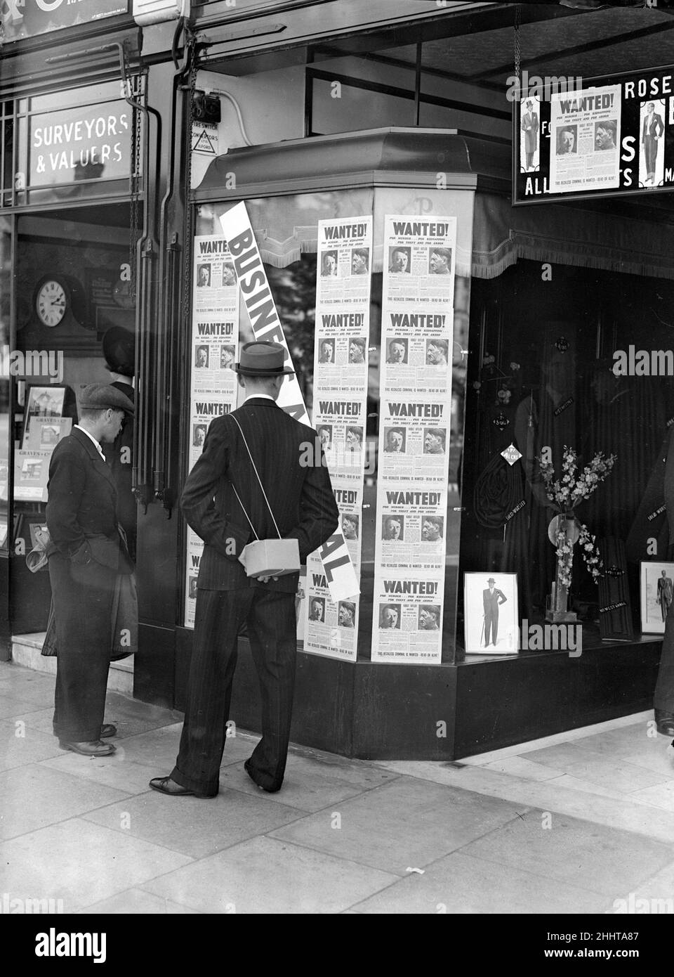 Un passant par un regard sur une fenêtre tailleur plâtré avec des copies du Daily Mirror Hitler voulait poster la Seconde Guerre mondiale Accueil magasins masque de gaz boîte 4th septembre 1939 *** Légende locale *** Watscan - - 11/07/2009 - - - Banque D'Images