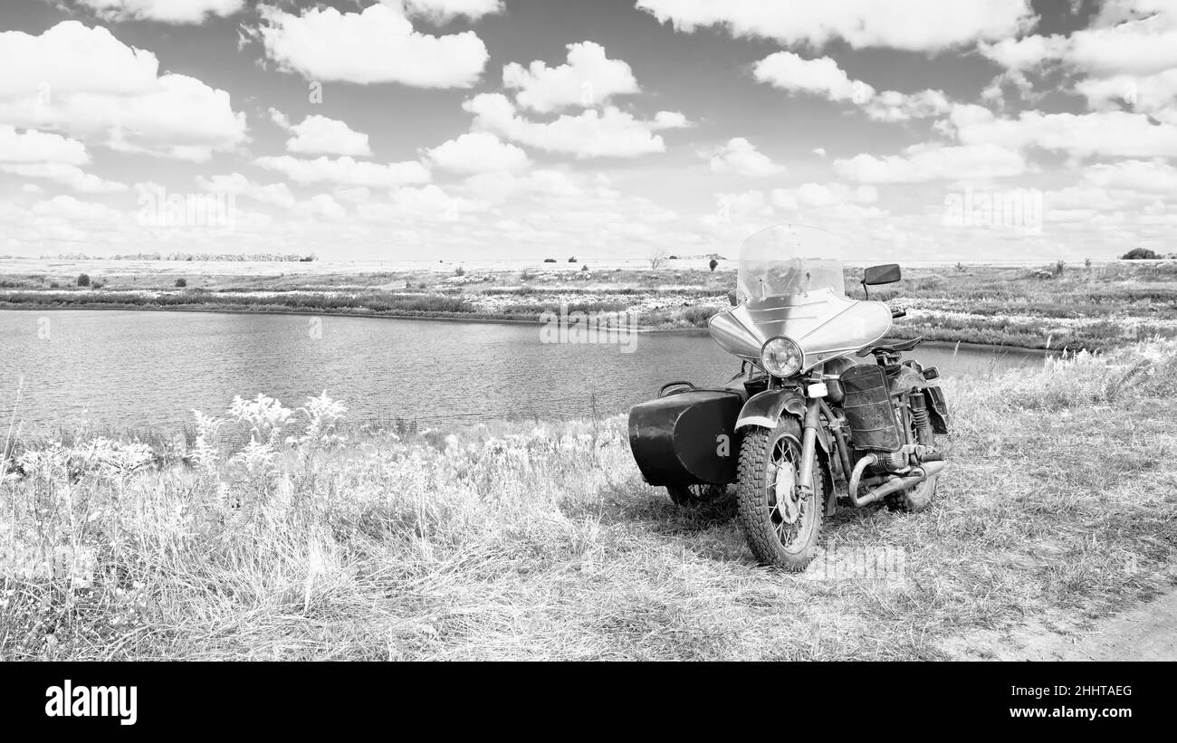 Sidecar vintage sur la rive de l'étang.Paysage naturel russe Banque D'Images