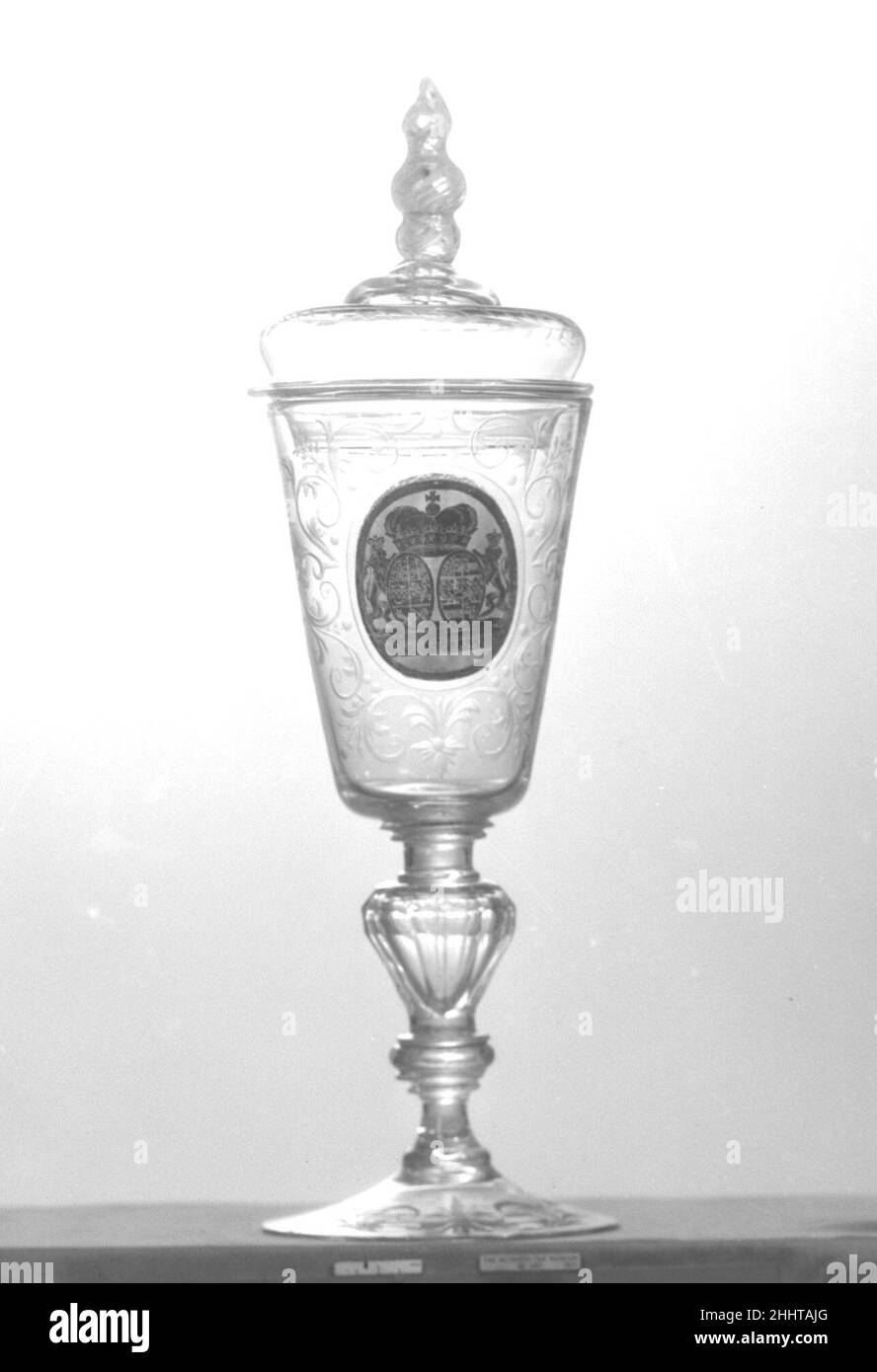 Coupe debout avec couvercle et bras de l'alliance de la Frise orientale et de Nassau-Idstein 1709–23 Bohemian.Coupe debout avec couvercle et bras de l'alliance de la Frise orientale et de Nassau-Idstein.Bohémien.1709–23.Verre, verre vert aggloméré et verre Zwischengold.Verre Banque D'Images