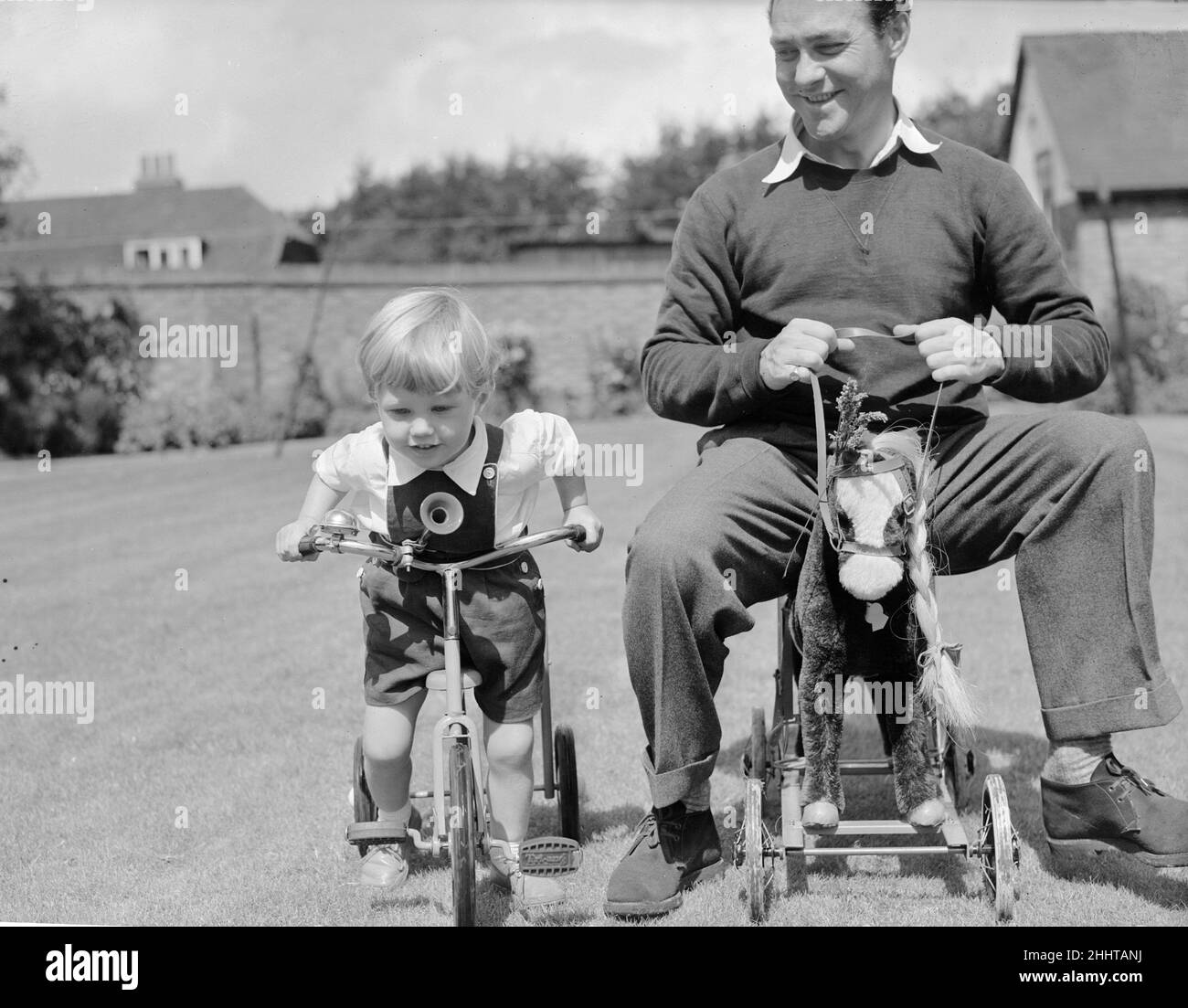 Acteur Richard Todd jouant avec son fils Peter à la maison.5th novembre 1954. Banque D'Images