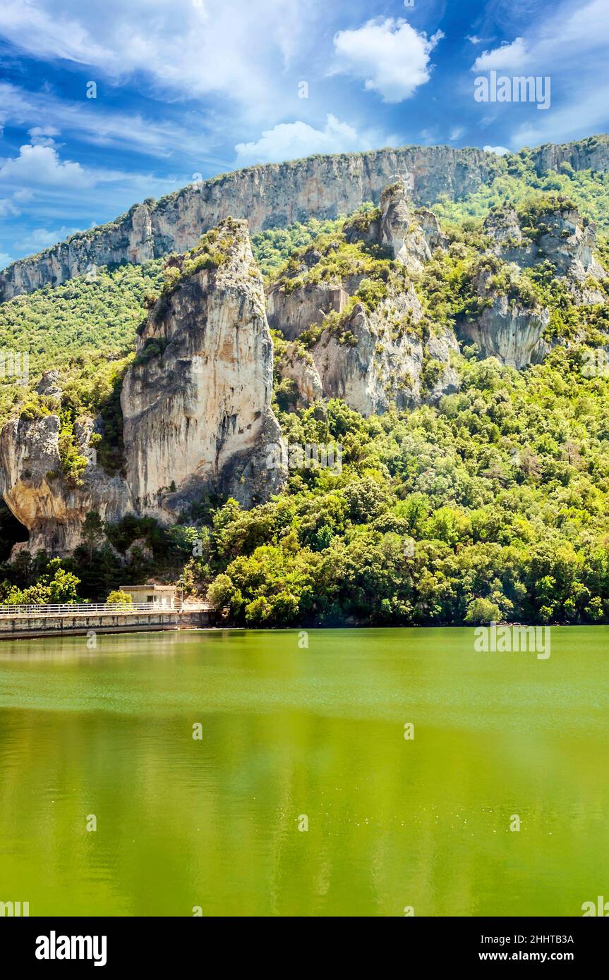 Lac dans les montagnes os pays basque espagnol dans une journée ensoleillée  Photo Stock - Alamy
