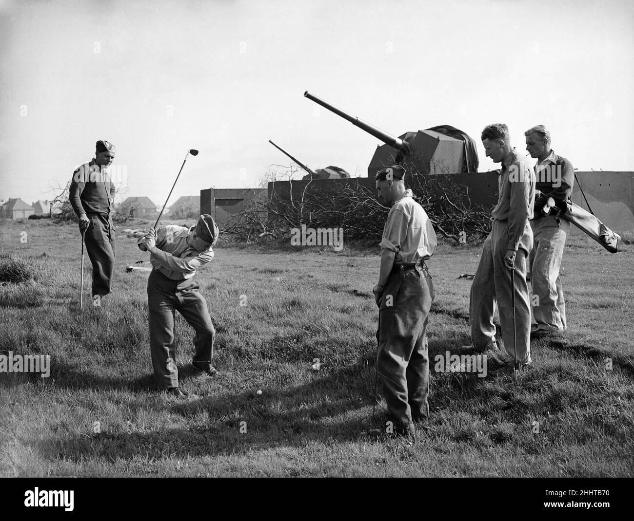 Défenses anti-aériennes, Birmingham, 10th mai 1941.aides aériennes de la Seconde Guerre mondiale, Birmingham.Les soldats trouvent du temps pour une pause, et une partie de golf. Banque D'Images