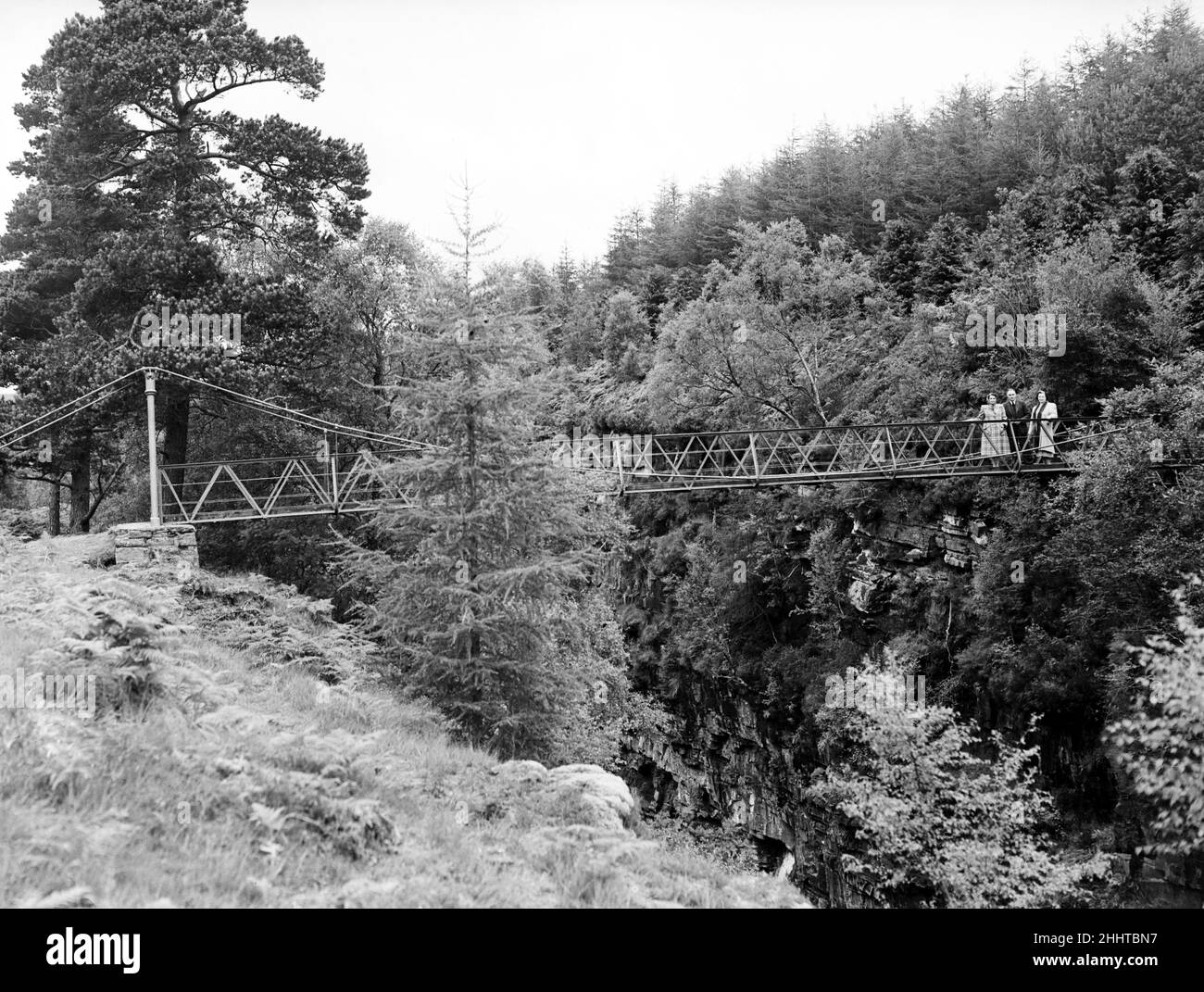 Pont suspendu au-dessus des chutes de Measach, de la rivière Doma, de Ross et de Cromarty, Highlands, Écosse.23rd août 1951. Banque D'Images