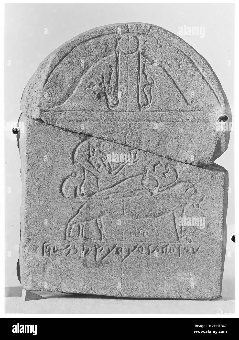 Stela représentant Anubis et une momie sur un lit pour Pachom-alal, fils de Peteharsomtous A.D. période romaine de 1st siècle.Stela représentant Anubis et une momie sur un lit pour Pachom-alal, fils de Peteharsomtous.A.D. 1st siècle.Grès.Période romaine.D'Égypte, nord de la haute-Égypte, Dendera Banque D'Images