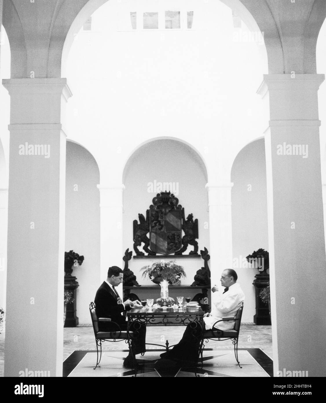 W Somerset Maugham 1954 (1874 -1965) romancier britannique, dramaturge, écrivain de courts-étages, auteur le plus payé au monde dans les 1930s photographiés en dégustant un déjeuner à la Villa Mauresque à Cap Ferrat, dans le sud de la France, avec son secrétaire Alan Searle Banque D'Images