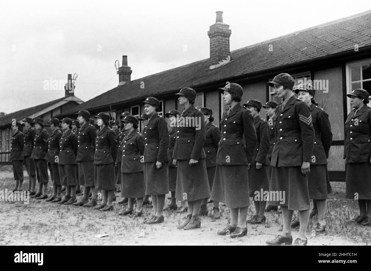 De nouvelles recrues de W.A.T.S. au Cowshot Manor Camp Brookwood, défilant avant une inspection par Sir Malcolm Fraser et Lord Ashcombe.Août 1939 Banque D'Images