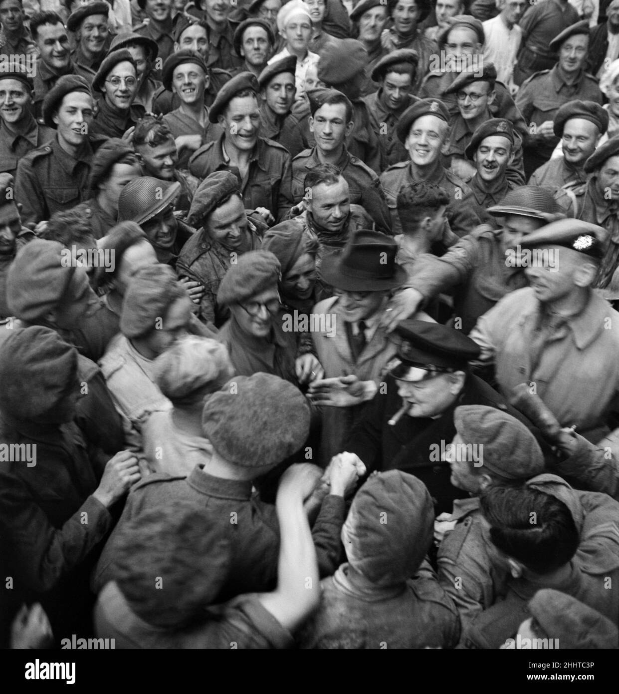 Le Premier ministre britannique Winston Churchill en photo lors de sa visite en Normandie dans le nord de la France, six semaines après le débarquement allié du jour-D et l'invasion de la France occupée par les nazis dans le nord de la Seconde Guerre mondiale.23rd juillet 1944. Banque D'Images