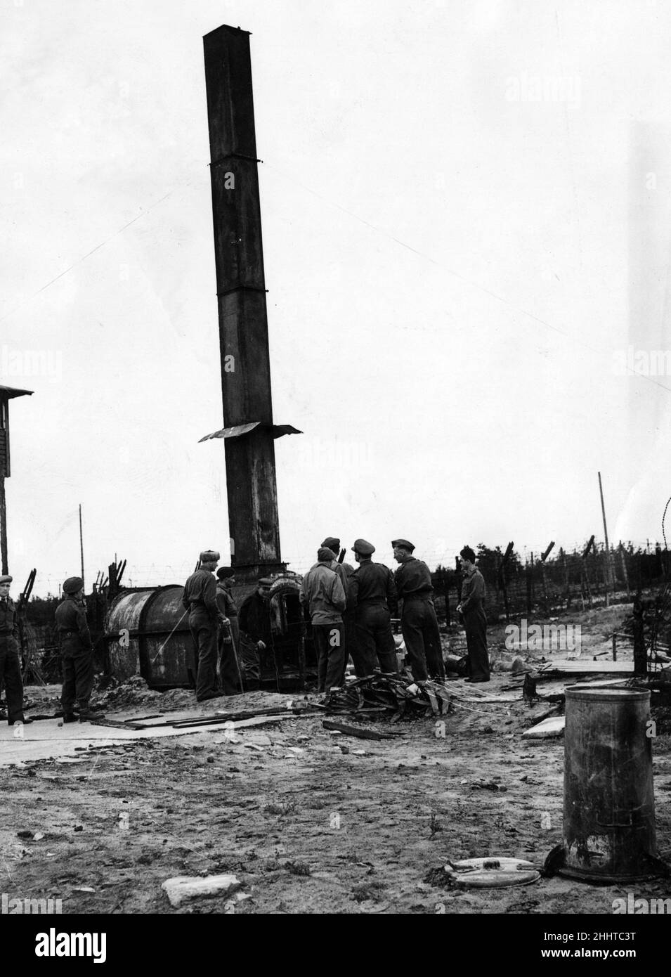 Les soldats britanniques inspectent l'un des incinérateurs du camp de concentration de Belsen, après la libération du camp par l'armée.Il n'y avait pas de chambres à gaz au camp de Belsen.Les massacres ont eu lieu dans des camps plus à l'est.On estime que 50 000 000 Juifs, Tchèques, Polonais, opposants politiques, homosexuels et Roms sont morts dans le camp.24th septembre 1945. Banque D'Images