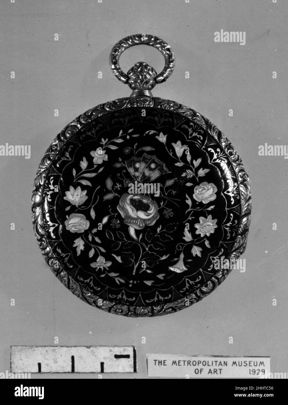 Regardez environ1820–35 Français ou Suisse.Regardez.Français ou suisse.1820–35.Boîte en or et émail, avec motif papillon et rose.Horologie Banque D'Images