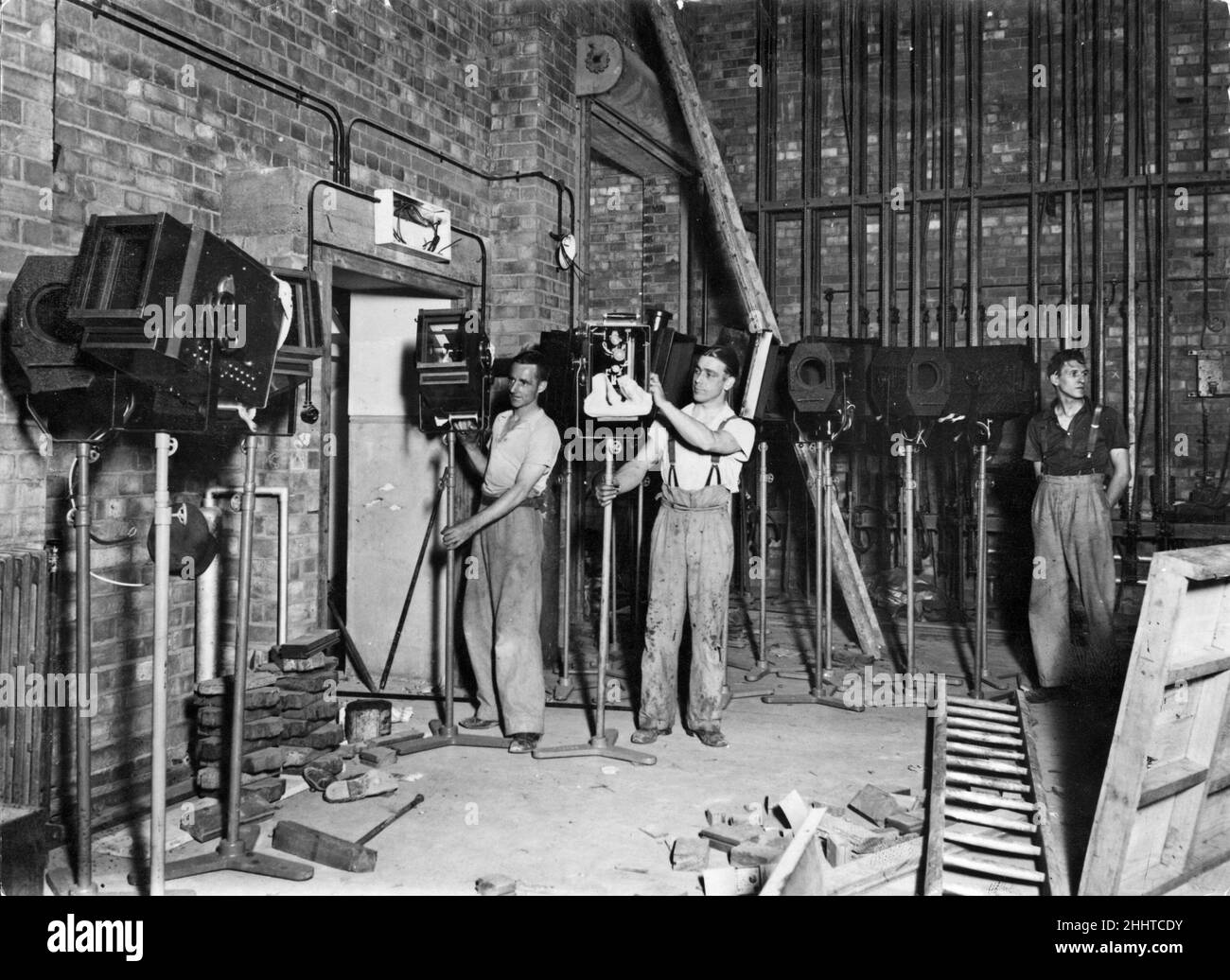 Des spots et des équipements sur scène au nouveau Paramount Cinema à l'approche de la fin.Le nouveau cinéma de luxe de 2 750 sièges, a été construit sur le site de l'ancienne école King Edward Grammar à New Street, Central Birmingham.9th août 1937 Banque D'Images