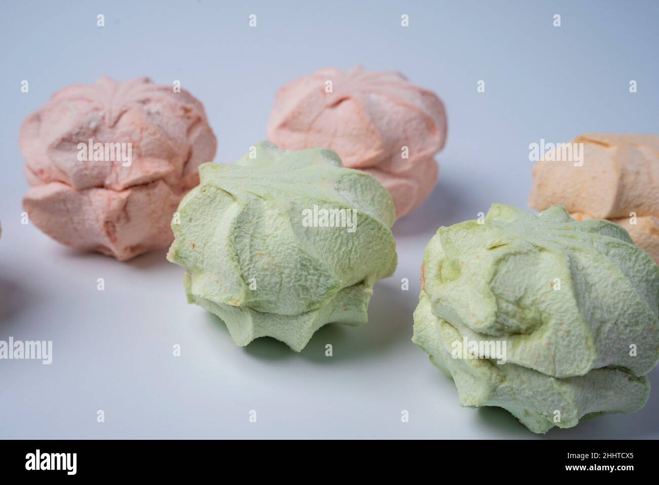 délicieux guimauves sucrées sur fond blanc, guimauves de desserts sucrées colorées.Un guimauve aéré dans des couleurs pastel.Gros plan Banque D'Images