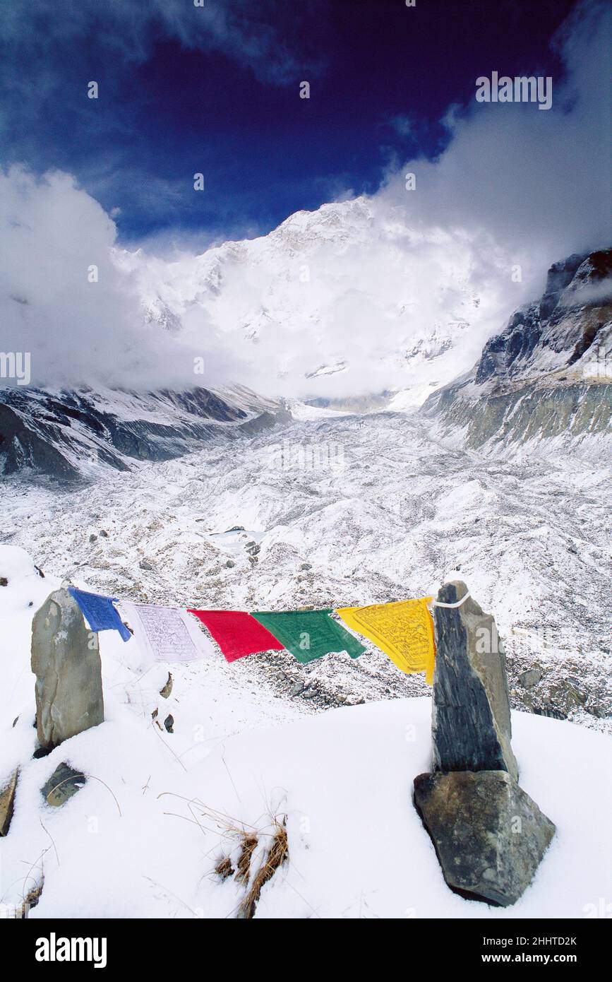 Drapeaux bouddhistes de prière avec Annapurna I Mountain in the Background, région Annapurna, Népal Banque D'Images