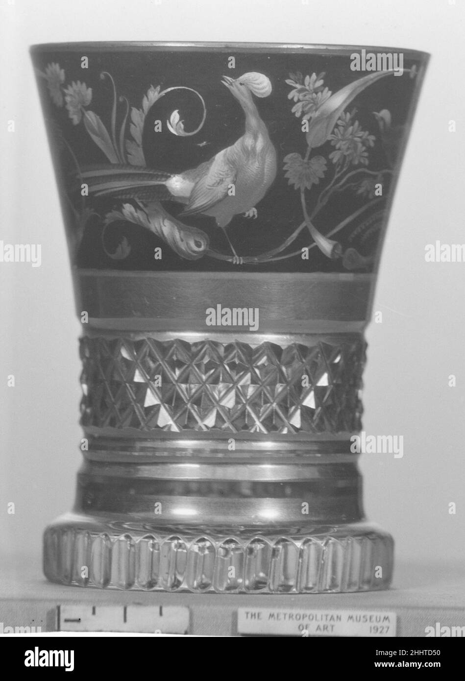 Bécher (Ranftbecher) env.1830 Décoration à la manière d'Anton Kothgasser Austrian Acanthus ornement et les oiseaux en émail transparent brillant décorent un sol noir, au-dessus des facettes de lozenge tachées argentées et dorées.Bécher (Ranftbecher).Autrichienne, Vienne. CA.1830. Verre, coupé, émaillé et doré.Verre Banque D'Images