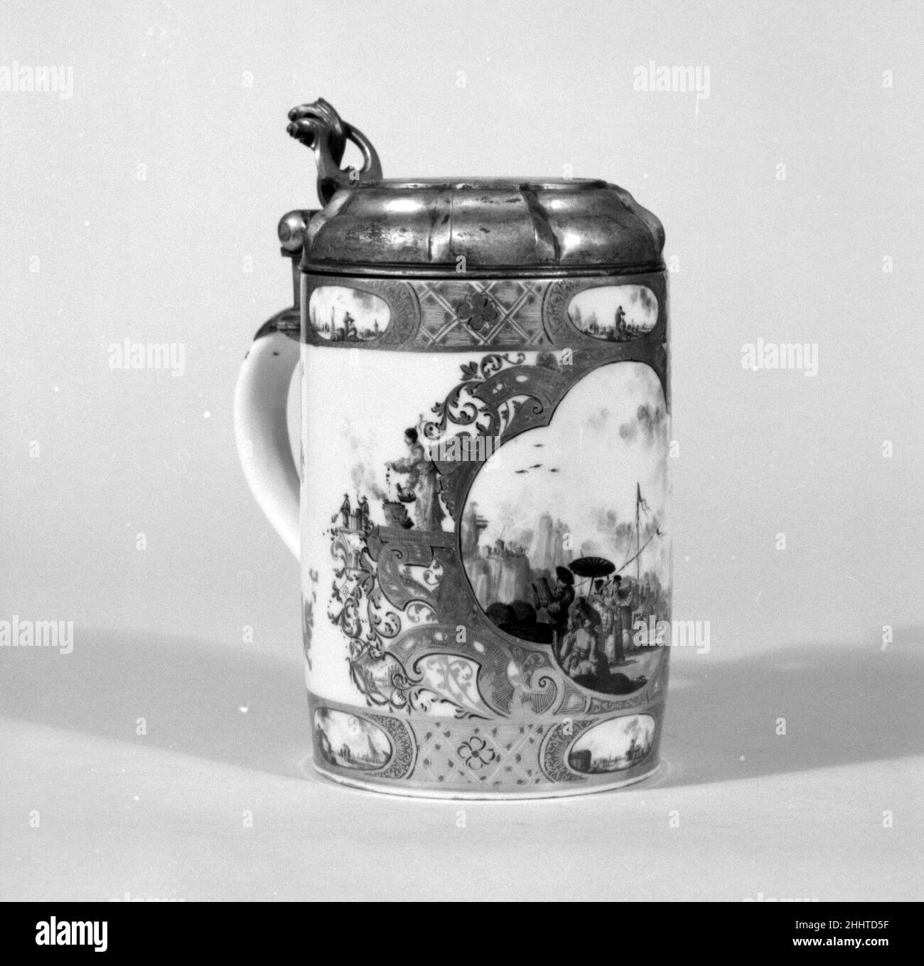 Tankard ca.1730, couverture 1737 Meissen Manufactory allemand.Tankard.Allemand, Meissen avec allemand, Dresden Monte. CA.1730, couvercle 1737.Porcelaine à pâte dure, dorure argentée.Céramique-porcelaine Banque D'Images