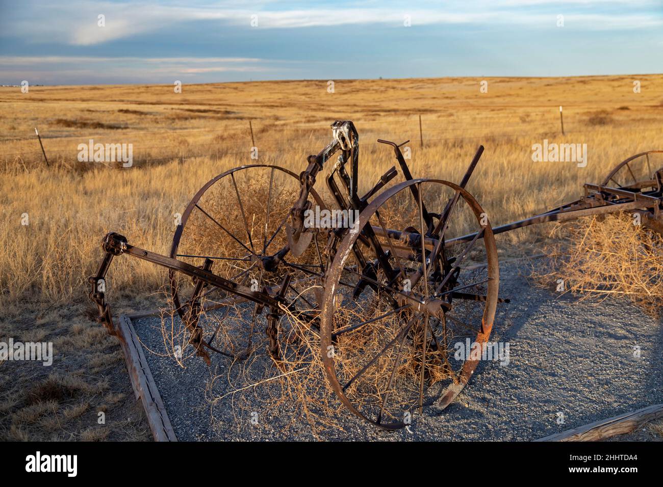 Aurora, Colorado - Outils de la ferme des Homesteaders au Centre de conservation des plaines.Le Centre est une réserve de prairie résiduelle de 1100 acres, avec une reproduction Banque D'Images